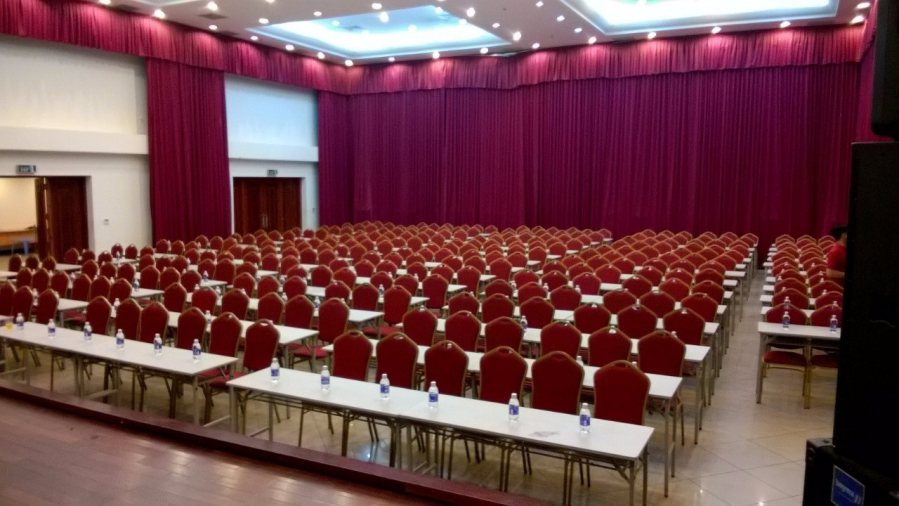 Mẫu thiết kế hội trường với phông nhung đỏ cao cấp