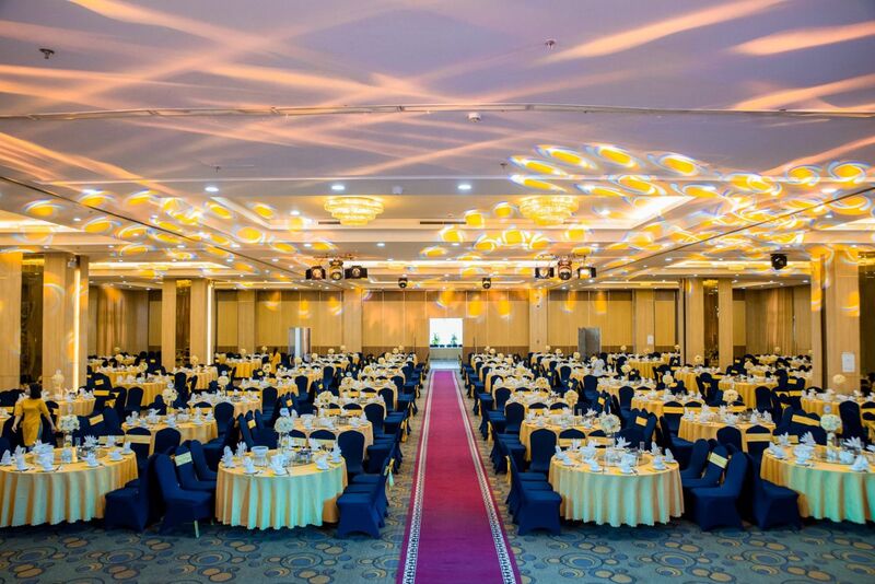 Thiết kế hội trường cần đảm bảo sự hoành tráng với không gian rộng và sân khấu lớn